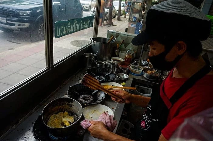 ก๋วยเตี๋ยวคั่ว, ก๋วยเตี๋ยวคั่วไก่ร้านดัง